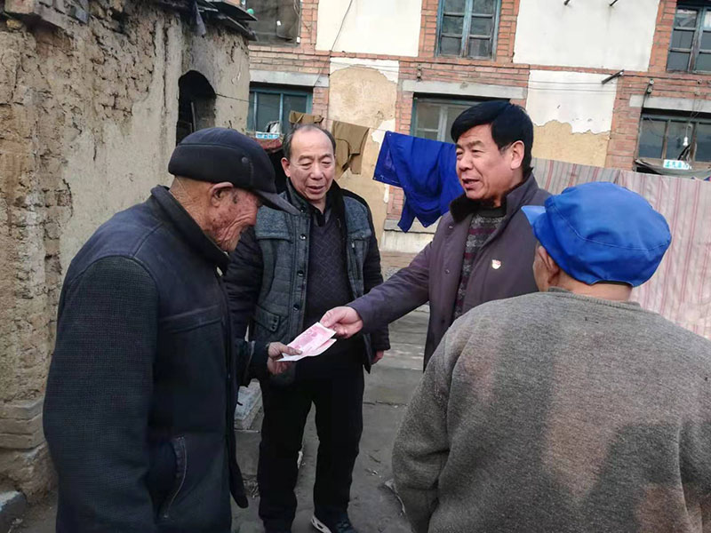 公司對申村貧困群衆和困難職工家屬開展春節慰問活動